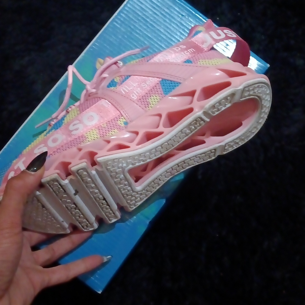 Woman's just so so running shoes - Picture 4 of 8